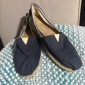 TOMS Women's Black and Cream Espadrilles